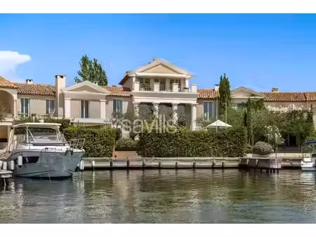 maison de maître à port-grimaud avec deux amarrages privés