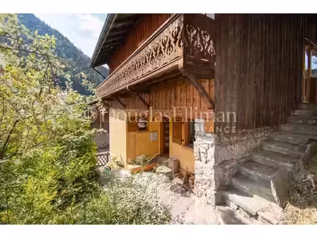 un chalet traditionnel de 6 chambres et 4 salles de bain dans un hameau recherché proche..