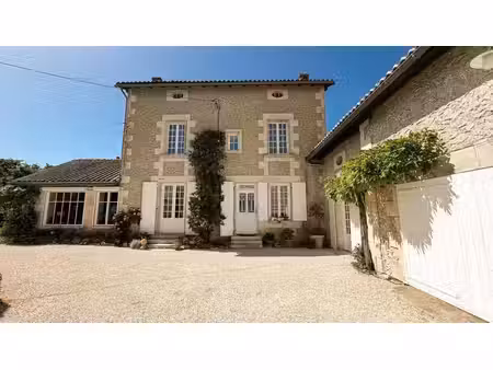 maison poitevine de caractère avec piscine et jardin paysage