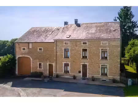 aux pierres dorées