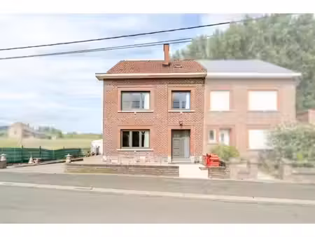 maison 2 chambres avec potentiel de 3 ch  hangar et garage