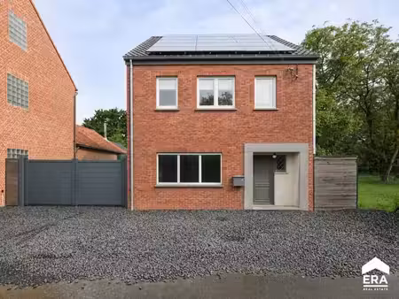 maison semi-ouverte avec grand jardin verdoyant