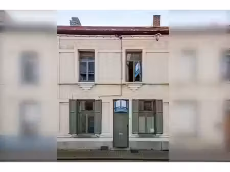 une maison de ville à fort potentiel