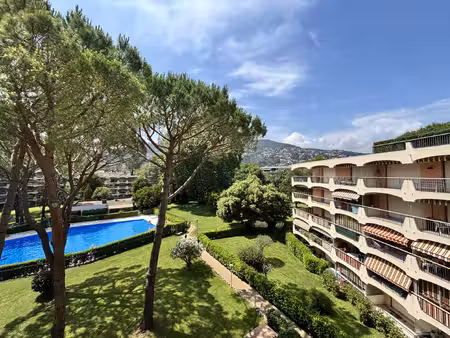 2 pieces 40m2 - 2 terrasses. grand garage & piscines