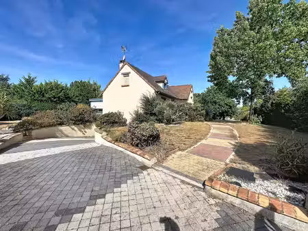 maison familiale  terrain clôturé et arboré