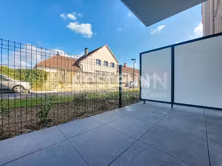 plaisir gâtines : studio loué meublé avec terrasse et parking privatif extérieur