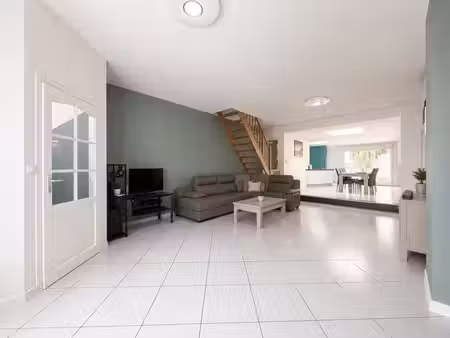 maison rénovée avec 3 chambres et jardin.