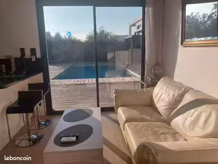 studio meublé (~27m²) avec coin nuit fermé