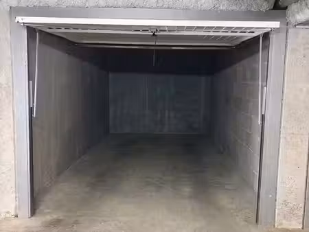 box fermé 19 m² (6 35 × 3 m) hauteur 2 m  sous-sol sécurisé  sainte-luce