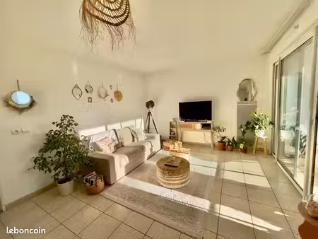 grand t2 meublé lumineux avec terrasse