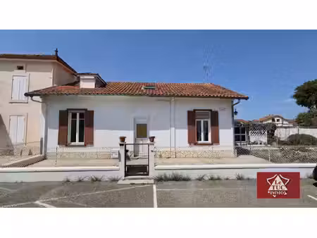 maison en pierre rénovée avec jardin et garage