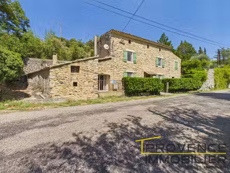 maison en pierre avec piscine sur plus de 6 000 m2 de terrai