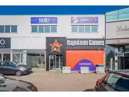 propriété commerciale spacieuse et polyvalente à vendre