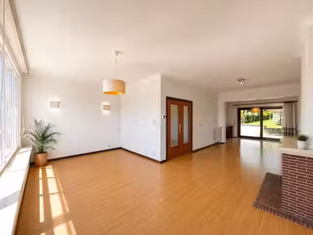exclusivité abita : maison avec jardin et beau potentiel