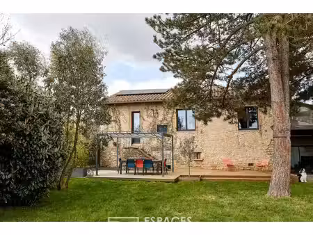 maison de charme en pierre rénovée avec piscine et jardin arboré