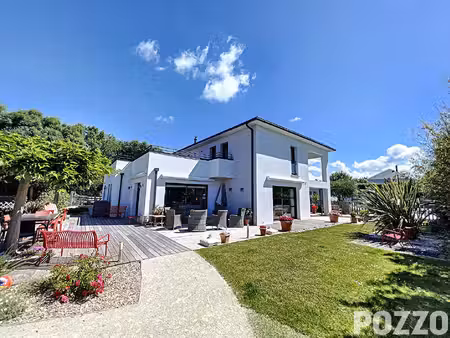 villa à carolles 8 pièce(s) 270 m2 secteur privilégié plage et commerces à 3 mn en vélo