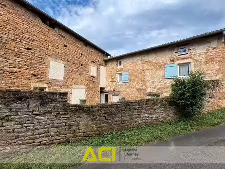 laize maison de village en pierre avec cour fermee et garag