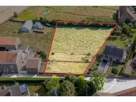 terrain libre de cons. - largeur +/-24m sup : +/- 2.100 m2