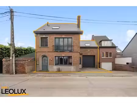 spacieuse maison à rénover avec hangar  située dans le centr