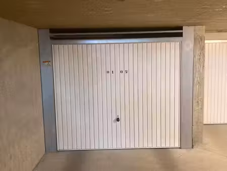 garage  box 30 m² pour deux voitures stockage garde-meuble dans résidence sécurisée