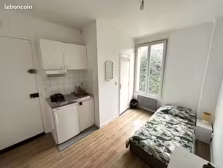 gare rer c – studette meublée 12 m² douche + wc privés
