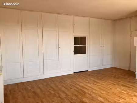 particulier loue grand appartement entièrement rénové dans une maison ancienne du bourg à 