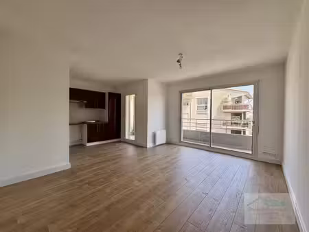 appartement t3 rénové avec terrasse  garage et place de park