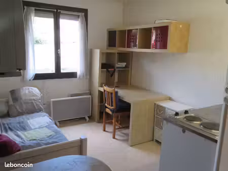 studio meublé 15 m2 à saint genis laval  dans résidence calme et sécurisée + parking priva