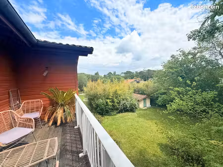 appartement rénové avec terrasse et parking
