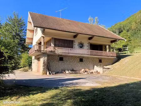 maison avec vue dégagée & grand balcon – terrain 1 795 m² – proche lons-le-saunier