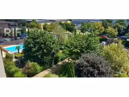 appartement t3 avec piscine cadre agréable et prestations de