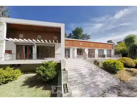 maison d'architecte de plain-pied avec vue panoramique sur la vallée