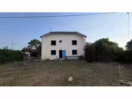 maison de campagne avec garage et jardin .