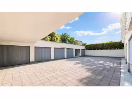 tomberg : garage box en cour arriere