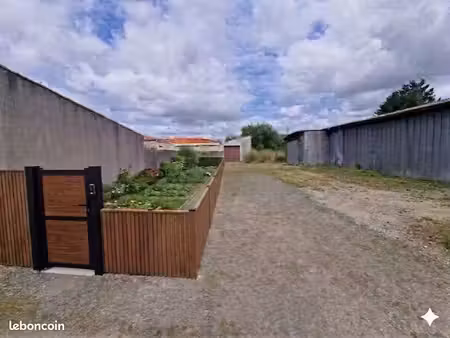 plein bourg  terrain nu en zone ua (non constructible )