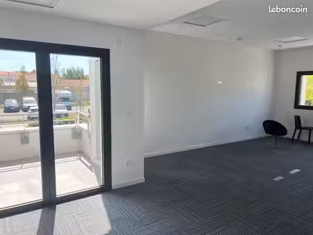 bureaux neufs 160 m² – la rochelle zone franche urbaine– climatisés – parking