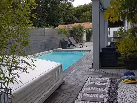 maison 2 chambres avec piscine et garage/dépendance
