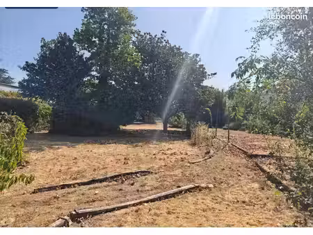 terrain 679 m² brains