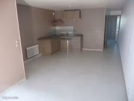 loue f2 avec terrasse