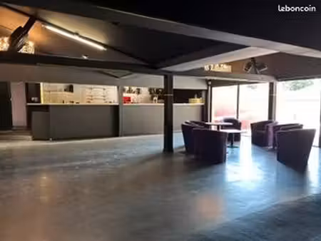 titre : établissement avec mur 400 m² + terrain 8 000 m² – à 8 min d’angers