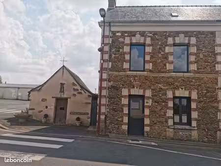 maison à louer à andigné avec  cour  jardin  et parking