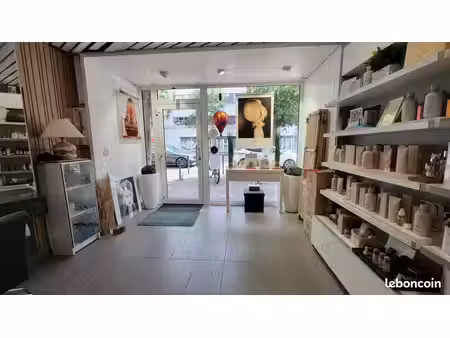 commerce local avec bail à céder à 24500