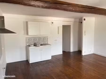 t3 riom 64 m2 parquet et poutre apparente