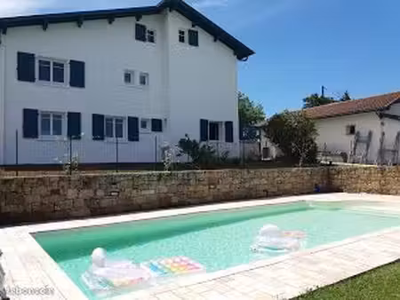 t1bis à arcangues dans maison de 5 appartements avec piscine collective