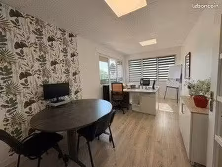 bureau fermé de 17m2  très lumineux et meublé à sancé