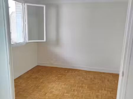 appartement 3 pieces principales avec stationnement et balcons