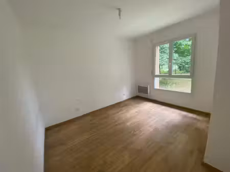 f2 bourgtheroulde - balcon - place de parkings prive