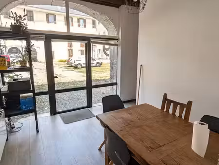 bureau dans une belle cour intérieure chambéry centre