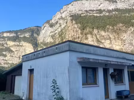 local / espace de stockage à louer – magland – 130 m²