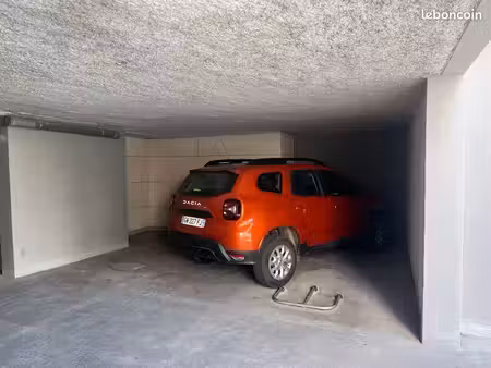 deux. places de parkings  couvertes et sécurisées